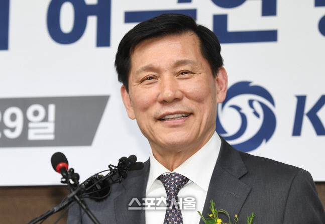 허구연 KBO 신임 총재가 29일 서울 강남구 KBO회관에서 진행된 총재 취임 기자회견에서 취재진의 질문에 답을 하고 있다. 박진업기자 upandup@sportsseoul.com