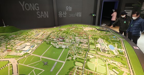 서울 용산공원 장교숙소 5단지 전시공간을 찾은 시민들이 용산일대 미군기지 모형을 바라보고 있다. 연합