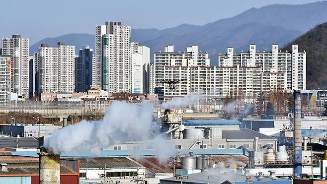 사진은 2019년 대구지방환경청이 대구 서구 평리동 염색산업단지 일원에서 이동측정차량·드론을 활용해 미세먼지 배출원을 추적하고 있다. 본 기사와 사진은 무관함. /사진=뉴시스