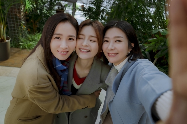 Jeun Mi-dos sad but laughing photo shoot scene was released.In the 11th episode of JTBCs Drama Thirty, Nine (playplayplay by Yoo Young-ah/director Kim Sang-ho/produced by JTBC Studios, Lotte Culture Works), which will be broadcast at 10:30 p.m. on March 30, Cha Mi-jo (played by Son Ye-jin), Jeong Chan-young (played by Jeun Mi-do), and Jang Jang A special outing by Joo-hee (played by Kim Ji-hyun) takes place.In the last 10 episodes, Chung Chan-young was blinded by the way he was organizing the rest of his life.The pain and the pain that became more frequent over time made her heart ache as if it were telling her that she had not had much time left.Before leaving, Chung Chan-young started to do his own things, and first visited the memorial service.She was the only child, and she did not want her parents to book her childs crypt. Kim Jin-suk (This is life) took such a heavy step.In the meantime, Chung Chan-young, who is having a good time taking pictures with Chamijo and Jang Joo-hee, was caught.In the face of three friends who leave precious memories as usual, there is no sadness of those who are about to parting.Especially, Cha Mi-jo, who builds a paan-daeso so that his mouth can be seen, and Jang Joo-hees gesture, which burns passion for shooting, make people smile even if they look pleasant.Above all, the fact that the atmosphere of the photo shoot, which is likely to be heavy, is so full of laughter, soaks my heart once again.