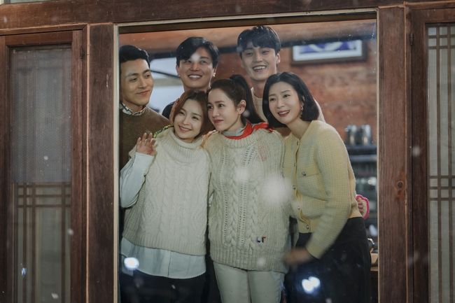 Jeun Mi-do crew gathers in Jungane Man in the Kitchen.At the 11th JTBC Tree Drama Thirty, Nine (playplayplay by Yoo Young-ah/director Kim Sang-ho/produced by JTBC Studios, Lotte Culture Works), which airs today (30th), at 10:30 pm, it foresaw a happy night of laughter and romance of six youths gathered at Junghane Man in the Kitchen, the parents shop of Jeong Chan-young (Jeun Mi-do) Yes.In the first photo, Son Ye-jin, Jeong Chan-young, Jang Joo-hee, Sun-woo Kim, Kim Jin-suk, and Kim Jin-suk, who spend a pleasant time in the Jungane Man in the Kitchen ), Park Hyun-joon (Lee Tae-hwan) is drawing attention.There is a warm and pleasant atmosphere like a Christmas party, such as cleaning the table of the hall and sitting together and drinking warm tea, and picking up a nice song with a microphone.Chung Chan-youngs eyes looking at them are moist and wet, and I am wondering why they are all gathered in the garden man in the kitchen.These six youths, who are soaked in appreciation while looking at the scenery outside the snowy window, have not known each other for a long time, but they are as harmonious as they have known for a long time.From someones lover to someones neighborhood residents, they have a relationship with various stories and are becoming pleasant and comfortable when they are together.It is expected that the memories of one winter night with Chung Chan-young, Cha Mi-jo, Jang Joo-hee, Kim Jin-suk, Sun-woo Kim and Park Hyun-joon, who are always with each other, are already waiting for this day.Thirty, nine, which is only two times ahead of the end of the show, will make the room more tearful with the appearance of Chung Chan-young, who is getting sick and those who will meet the time of farewell.The brilliant days of three friends who will make the last of Chung Chan-young more beautiful and brilliant are today at 10:30 pm JTBCs Drama Thirty, Nine