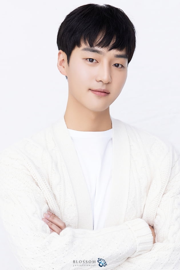 Actor Yang Se-jong has boasted a variety of charms through his new profile.On the 31st, Blossom Entertainment released a new profile photo of actor Yang Se-jong, who became a family member after his retirement.In the open photo, Yang Se-jong freely digested the concept from bright and clean images to soft and charismatic images.The first profile matched a white cardigan with a white background to maximize a distinctive transparent and clear image.In the following photos, he added chic with his restrained eyes, and at the same time, he snipped his fan with a visual that was invisible and boyish for two years.Yang made his debut in 2016 with SBSs Romantic Doctor Kim Sabu; he was a ready-made newcomer and proved a solid acting performance to the public by starring in the OCN drama Dual seven months after his debut.In SBS The Temperature of Love and Thirty but Seventeen, it became a popular actor with sweet and exciting romance acting.Before enlistment, JTBC My Country starred in the first historical drama and showed various aspects that were not seen in modern drama.Yang Se-jong, who has solidified his position as an actor with his character digestion power regardless of genre, is paying attention to what new moves he will show after his entire career.