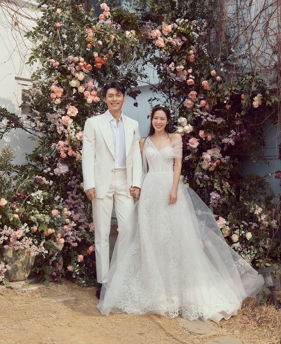 It was a Korean Wave star-down security marriage ceremony, with bodyguards checking the guest list, and guests entering the ceremony in a car and avoiding media exposure.Actors Hyun Bin, 40, and Son Ye-jin, 40, signed a sunny spring day for about a hundred years.At 4 pm on March 31, the wedding march was held privately at the Walkerhill Inc. Hotel Aston House in Gwangjang-dong, Seoul.About 300 guests attended the ceremony, which was reminiscent of the awards ceremony. Ahn Sung-ki, Hwang Jung-min, Han Jae-seok, Sharing, Seol Kyung-gu, Song Yoon-a, Ha Ji-won, Jeon Mi-do and Jeong Hae-in attended.The two wedding photos were released on the same day. Actor Choi Sung-joon also posted a photo of the main table on SNS, which allowed him to appreciate the couples brilliant smile.The society was hosted by Park Kyung-rim, who was read by Jang Dong-gun, the best friend of Hyun Bin. Singers Spider, Kim Bum-soo and Paul Kim sang the celebration.It is said that Gong Hyo-jin received the bouquet of Son Ye-jin.The honeymoon plan has not yet been set up: The honeymoon begins at Walkerhill Inc. Grapeville Penthouse in Guri, Gyeonggi Province.Hyun Bin bought a newlywed house in January last year.Hyun Bin and Son Ye-jin tied up in the 2018 film Negotiations co-stars; reunited in the drama The Unsettled of Love (2019).I was loved by a sweet romance.The love continued in reality: Hyun Bin and Son Ye-jin became official lovers after the report of  in 2021, ending their relationship for about two years, and getting into a cherry blossom ending.