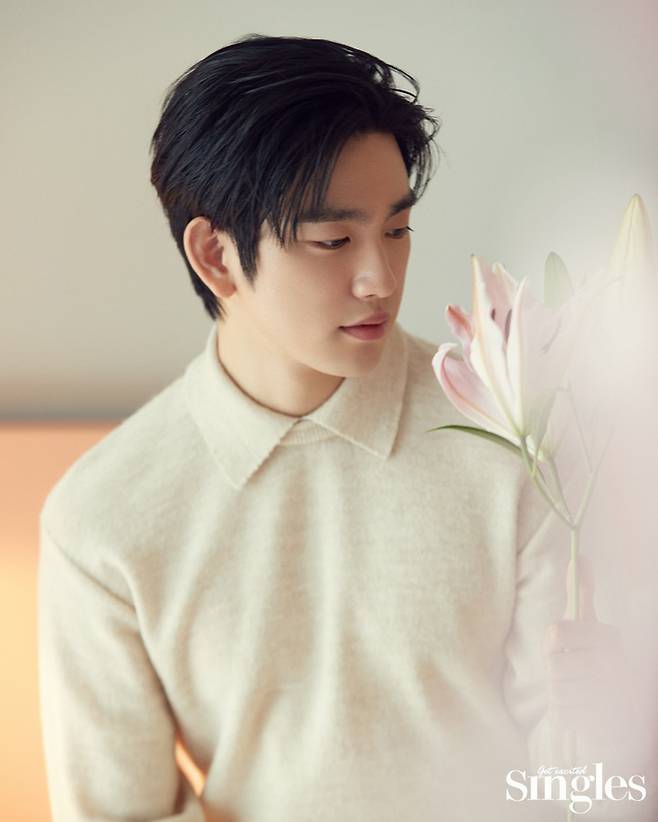 The Jinyoung in the public picture shows the styling and distinctive features of spring with flowers in hand.In addition, in the scene of looking at the flowers, he changed his styling with his head and showed off his chic charm.On the other hand, Jinyoung played the role of Jeong-dae in the Netflix movie Yacha released on April 8th.
