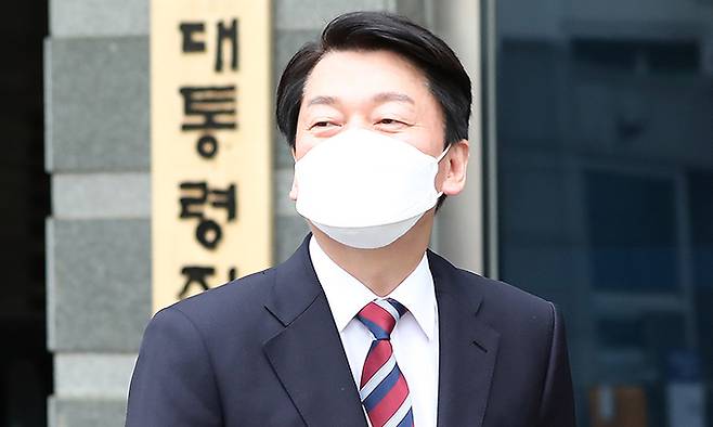 안철수 대통령직인수위원회 위원장이 30일 서울 종로구 통의동 인수위로 출근하고 있다. 연합뉴스