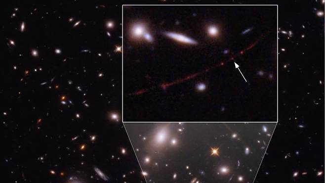 지금까지 본 것 중 가장 먼 별인 에어렌들(화살표). 허블 우주망원경이 중력 렌즈를 사용하여 129억 광년 떨어진 별을 포착했다.NASA, ESA, B. Welch(JHU), D. Coe(STScI), A. Pagan(STScI)