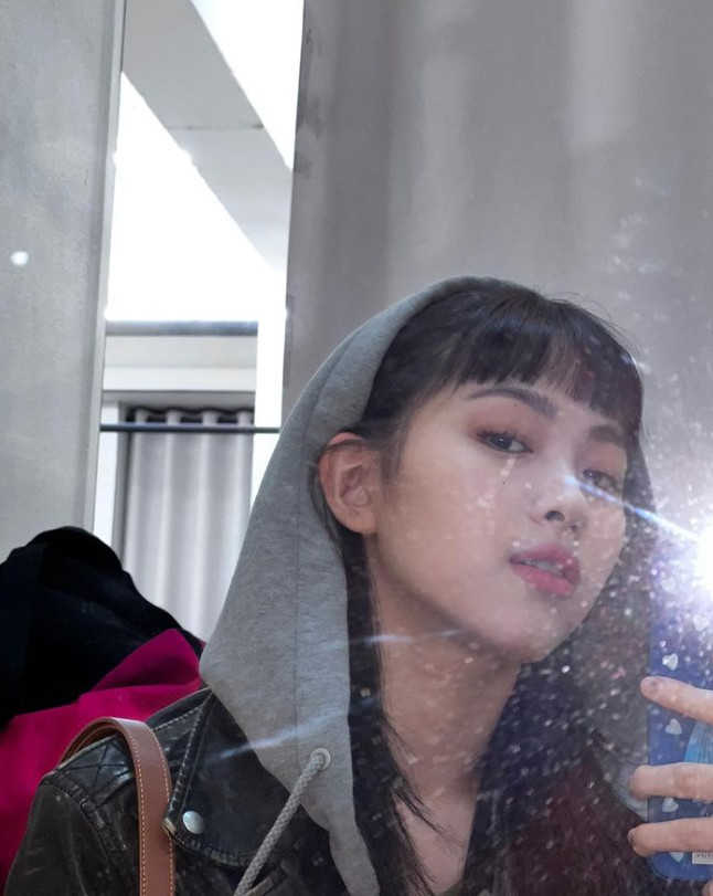 On the 31st, Ryu Jin posted several photos with the article HI through the official ITZY Instagram.In the open photo, Ryu Jin is taking a mirror shot, wearing a leather jacket and a gray hoodie.Especially, the hairstyle of the changed Chupibang is attractive.Meanwhile, Group ITZY (ITZY), which Ryu Jin belongs to, is set to air a follow-up reality program of Paris et ITZY which was aired on Mnet in May 2020.Photo: ITZY Official Instagram
