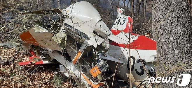1일 오후 1시36분쯤 경남 사천시 정동면 고읍리 한 야산에 공군 훈련기(KT1) 2대가 추락한 가운데 사고 현장 인근에 파손된 기체 일부가 떨어져 있다. 2022.4.1/뉴스1 © News1 한송학 기자