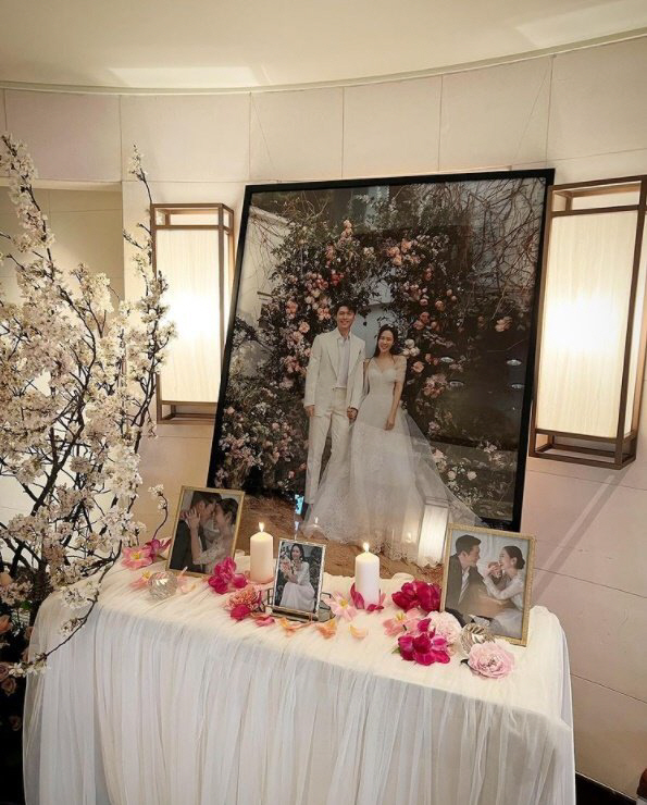 It was a real century marriage!The marriage ceremony of Hyun Bin Son Ye-jins last day in March is a hot topic.With everything related to basic marriage, such as Wedding Dress, making a big talk, we look at the dazzling wedding emoji that heaven blessed.The marriage ceremony, which was held at the Stonehenge House in Grand Walkerhill Hotel, Gwangjin-gu, Seoul, was held under thorough security as it was private.Actors Ahn Sung-ki, Joo Jin-mo, Park Jung-hoon, Hwang Jung-min, Ha Ji-won, Jang Young-nam, Um Ji-won, Song Yoon-a, Gong Hyo-jin and Lee Min-jung attended the ceremony.Both of them have a lot of beefs that have long accumulated friendship across the screen and the anbang theater, so the guest side was more colorful than the marriage of any star.This marriage ceremony, which the bride and groom prepared and carefully took care of, is gorgeous, but it does not lose Grace, and it is also worthy of the details so that the guests can enjoy it enough.The reason why I chose the poisonous Stonehenge House among Hyatt and Shilla Hotels, which are many of the top stars marriage restaurants, is because of the security of iron barrels.It was reported that a wedding invitation for one person was an absolute condition for participating in the ceremony, and that he waited in a separate space for his companions such as managers.Above all, as I made a reservation throughout the day, marriage time and marriage time were the choices to make special moments more special.The marriage ceremony, which started at 4 pm, was held in the afternoon with one and two parts, and guests were able to enjoy a special moment by enjoying a luxurious dinner course and night view at the end of the reception.The theme song of Loves Unstoppable, which the two people appeared together, resonated at the ceremony, and colorful flowers added Grace of marriage ceremony.It was also reported that guests were provided with a course of luxury dinner such as caviar sea urchin lobster and Hanwoo.The dresses chosen by Son Ye-jin in the main ceremony are the Mira Zwillinger brand, a brand made by mummy from Israel and daughter Leah Zwillinger.Actor Kim Ha-neul is famous for the Wedding Dress he wore in the marriage ceremony.The dress chosen by Son Ye-jin is a rich A-line style with elegant shoulders and back lines, and the guests admired the beauty of Son Ye-jin.It was the back door that it was Best Choice which made the neat beauty of Son Ye-jin stand out because it was not easy to decide because there were hundreds of dresses worn in Drara including various awards ceremony.Son Ye-jin showed a little tears in the middle of the marriage ceremony, but when he threw the bouquet, he unexpectedly showed tremendous power and laughed at the guests.The bouquet was received by actor Gong Hyo-jin, who is close to Son Ye-jin.Meanwhile, Hyun Bin and Son Ye-jin scored for marriage after two years of devotion.Those who have appeared together in the TVN drama Loves Unstoppable have revealed their devotion after the end of January last year, and officially announced marriage on the 10th of last month.