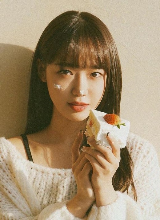 Group Weki Meki member Choi Yoo-jung, 23, has oozed a pure charm.Choi Yoo-jung released a number of photos on Instagram on Sunday.In the photo, Choi Yoo-jung is holding a bread with one hand in a shoulder-revealing top, with a lovely smile and bright atmosphere reminiscent of First Love impressive.Meanwhile, Choi Yoo-jung met viewers through MBC liberal arts program Off the Record last November.