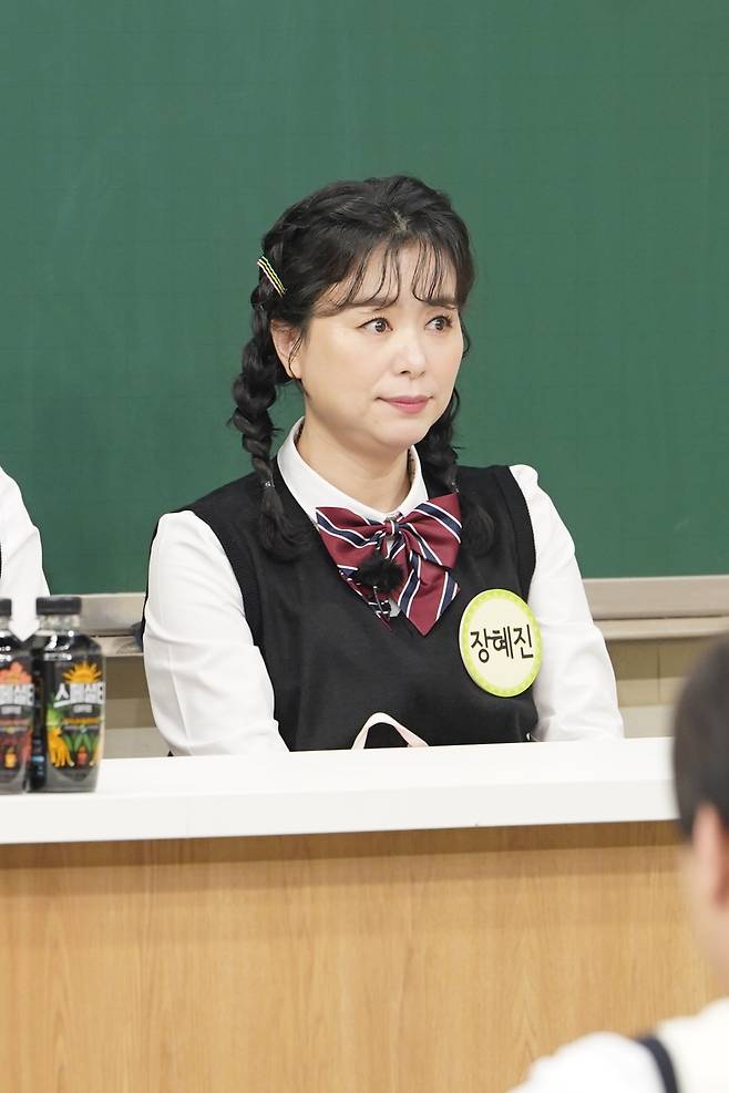 Actor Jang Hye-jin proves the face of cloth.JTBC Knowing Bros, which is broadcasted on April 2, features JTBCs new drama Green Mothers Club starring Chu Ja-hyun and Jang Hye-jin actors who depict the dangerous relationship between elementary community and local parents.They will show off their delightful dedication as much as the luxury acting.Jang Hye-jin, who recently showed a wide spectrum of acting in the drama Loves Absent, Pregnant Care Center, Red End of Clothes, and Christmas, proved that the residents of the neighborhood still do not recognize me for about a year.Jang Hye-jin then talked about an anecdote that made a voice appearance as an acting advisor on a podcast conducted by his best friend Kim Sook.My brothers wondered what kind of acting they had advised about, and Jang Hye-jin was the back door that he showed off his witty gesture and reversal entertainment by playing the situation drama with his brothers on the spot.The episode of acting veteran Jang Hye-jin can be seen on the 2nd at 8:40 pm.