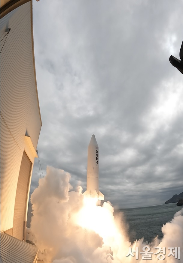 국산 기술로 만든 고체추진우주로켓이 30일 ADD 종합시험장에서의 첫 시험 발사에서 날아오르고 있다. 사진 제공=국방부