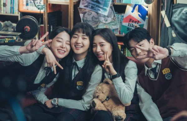 TVNs Saturday Drama Twinty Five Twinty Hana (played by Kwon Do-eun, directed by Jung Ji-hyun and Kim Seung-ho) released the behind-the-scenes cut of the fire.In the 1998 era, a photo of the shooting scene of Kim Tae-ri, Nam Joo-hyuk, Ji Yeon Kim (WJSN Bona), Choi Hyun-wook, Lee Joo-myung, etc., which played a brilliant youth story in the Wenty Five Twenty One, which depicts the wandering and growth of youths who were deprived of their dreams, was released through the production team.The photos released by the production team included Kim Tae-ri, Nam Joo-hyuk, Ji Yeon Kim, Choi Hyun-wook and Lee Joo-myung, all of whom were united in complete form.The five people who pose with a cool smile burst into laughter and create warmth.In addition, Kim Tae-ri, Ji Yeon Kim, Choi Hyun-wook, and Lee Joo-myung show a good atmosphere with their shoulder in the sun high azit with memories of school days.Kim Tae-ri, who is the strongest positive energy player in the play, has created a happy smile in various parts of the film, while confirming the scene taken with Ji Yeon Kim, but constantly smiling brightly, encouraging the atmosphere of the scene.Nam Joo-hyuk played a big role as a laugher maker on the set equipped with unique humorousness.With his witty ad-lib and playful reaction, he played a role as a first-class player to make the whole scene into a laughing sea.The hard teamwork and warm friendship that Actors have united together, such as Kim Tae-ri, Nam Ju-hyeok, Ji Yeon Kim, Choi Hyun-wook, Lee Joo-myung, etc., are the driving force behind creating a pleasant and warm scene, the production team said. I want you to expect two stories that have been played by the drivers to the end, and the rest of the story is done.Twenty Five Twinty One will be broadcast 15 times at 9:10 pm on the 2nd.