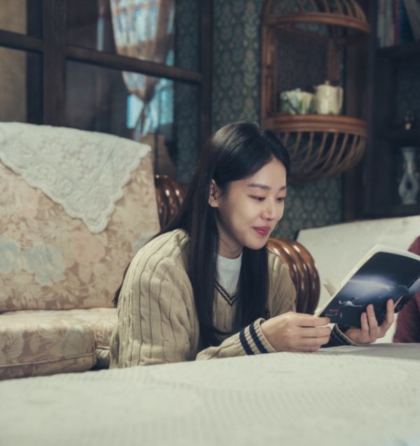 TVNs Saturday Drama Twinty Five Twinty Hana (played by Kwon Do-eun, directed by Jung Ji-hyun and Kim Seung-ho) released the behind-the-scenes cut of the fire.In the 1998 era, a photo of the shooting scene of Kim Tae-ri, Nam Joo-hyuk, Ji Yeon Kim (WJSN Bona), Choi Hyun-wook, Lee Joo-myung, etc., which played a brilliant youth story in the Wenty Five Twenty One, which depicts the wandering and growth of youths who were deprived of their dreams, was released through the production team.The photos released by the production team included Kim Tae-ri, Nam Joo-hyuk, Ji Yeon Kim, Choi Hyun-wook and Lee Joo-myung, all of whom were united in complete form.The five people who pose with a cool smile burst into laughter and create warmth.In addition, Kim Tae-ri, Ji Yeon Kim, Choi Hyun-wook, and Lee Joo-myung show a good atmosphere with their shoulder in the sun high azit with memories of school days.Kim Tae-ri, who is the strongest positive energy player in the play, has created a happy smile in various parts of the film, while confirming the scene taken with Ji Yeon Kim, but constantly smiling brightly, encouraging the atmosphere of the scene.Nam Joo-hyuk played a big role as a laugher maker on the set equipped with unique humorousness.With his witty ad-lib and playful reaction, he played a role as a first-class player to make the whole scene into a laughing sea.The hard teamwork and warm friendship that Actors have united together, such as Kim Tae-ri, Nam Ju-hyeok, Ji Yeon Kim, Choi Hyun-wook, Lee Joo-myung, etc., are the driving force behind creating a pleasant and warm scene, the production team said. I want you to expect two stories that have been played by the drivers to the end, and the rest of the story is done.Twenty Five Twinty One will be broadcast 15 times at 9:10 pm on the 2nd.