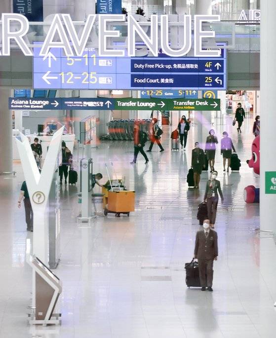 지난달 27일 오전 인천국제공항 제1터미널에서 면세구역 모습. 정부가 지난 11일부터 코로나19 백신 접종을 마친 입국자의 격리 의무를 면제한다고 밝힌 이후 국내 주요 여행사의 상품 판매량이 눈에 띄게 늘었다. 연합뉴스