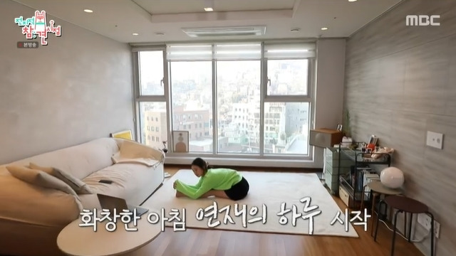 Former rhythmic gymnastics national team Son Yeon-jae unveiled his first independent home.In the 193rd MBC entertainment Point of Omniscient Interfere (hereinafter referred to as Point of Omniscient Interfere) broadcast on April 2, the daily life of Son Yeon-jae was revealed.On this day, Son Yeon-jae revealed his daily life and released his new house, which was naturally moved, for the first time.The well-organized kitchen in the living room with City View boasted minimalist sentimental Interiors; Son Yeon-jae recently revealed that he had become independent, saying: I live alone.I kept living with my parents. She also affirmed Lee Young-jas words that she seemed to have moved a while.Son Yeon-jae said, I like the independent space away from my parents. He laughed, saying, I am an adult while having a cup of coffee.