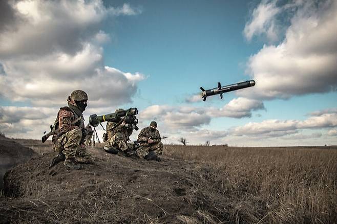 우크라이나군이 재블린 대전차미사일을 쏘고 있다. 세계일보 자료사진
