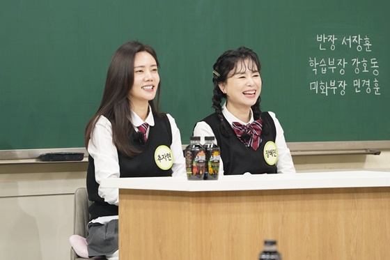 JTBC entertainment program Knowing Bros, which is broadcasted on the 2nd, will feature actors Chu Ja-hyun and Jang Hye-jin of JTBCs new drama Green Mothers Club as transfer students.The former students will show off their fresh entertainment chemistry with their brothers, as well as a pleasant dedication as well as a perfect performance of the contest.In the previous recording, Jang Hye-jin said of comedian Kim Sook, usually known as best friend, I went to acting academy together during my school days and became close.Jang Hye-jin not only copied Kim Sooks tone, but also vividly conveyed Kim Sooks school days in the past and showed off his strong friendship with 29 years.