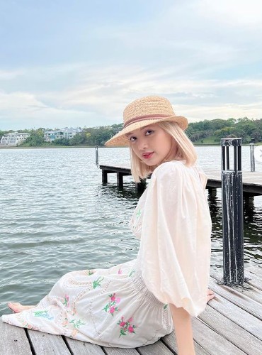BLACKPINK Lisa caught the eye with her charm of the end of the loveliness.Lisa posted several photos on her instagram on the 2nd without any comment.The photo shows Lisa wearing a straw hat in a white dress with a floral pattern outdoors and a fresh smile.The past-class visuals that seem to have ripped out the Fairytale are admirable: the charm of a innocent girl and her alluring beauty are perfectly combined and eye-catching.Meanwhile, Lisa met fans with her first solo album LALISA in September last year.
