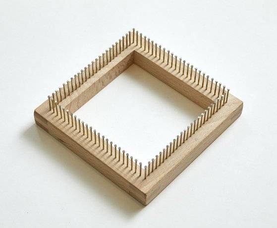 정사각형 형태에 가로세로에 모두 실을 걸 수 있는 못이 박힌 형태의 핀룸도 휴대용 베틀의 한 종류다. 주로 정사각형 형태의 천을 만들 때 사용한다.