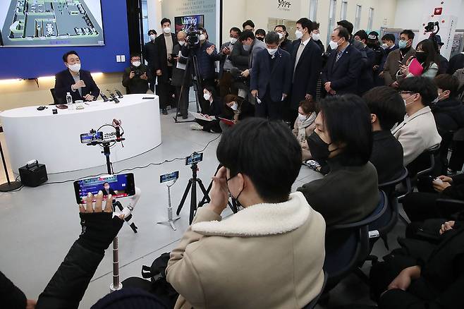 2021년 12월1일 윤석열 후보가 한국폴리텍대학 아산캠퍼스를 방문해 학생들을 만나고 있다. ⓒ연합뉴스