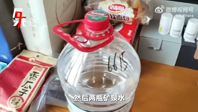 격리 소식이 외부로 알려지면서 빵, 생수 등을 보급받은 암 환자들  웨이보