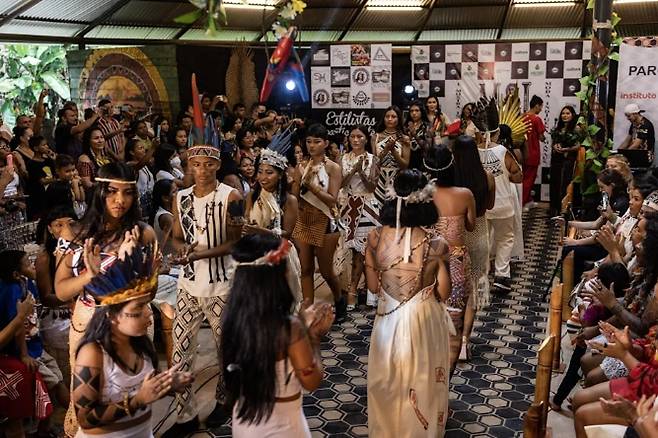 사상 첫 아마존 원주민 패션쇼에서 원주민 모델들이 작품을 선보이고 있다.에페