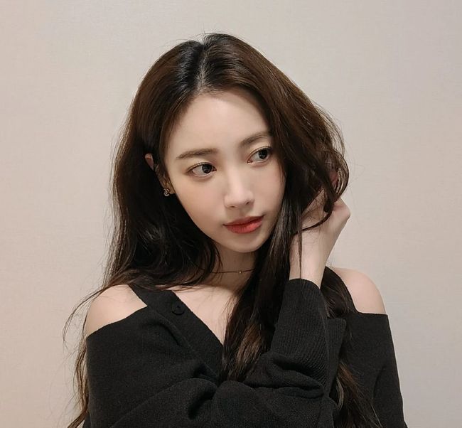 Yura has revealed her current situation.On the afternoon of the 6th, Girls Day and actor Yura posted several photos on his instagram.The photo shows Yura posing with long hair hanging down. Yura, who reveals her clavicle line and shoulders, shows off her mature beauty.Especially, the fans eyes on Yuras small face and three-dimensional face were concentrated.yura instagram