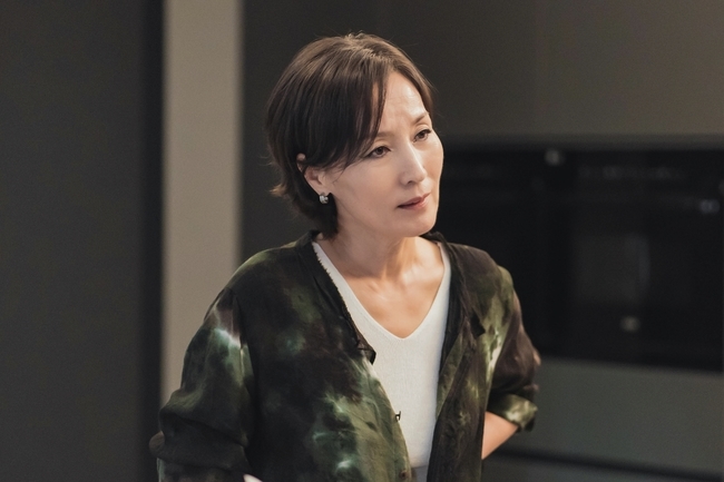 Kill Heel Lee Hye-Yeong, Kim Sung-ryung collides.The TVN tree drama Kill Heel (directed by Noh Do-cheol/playplayplayed by Shin Kwang-ho and Lee Chun-woo) captured the moment of the relationship between Lee Hye-Yeong and Kim Sung-ryung, who broke apart after a crack on April 7.The story of those who are heading for the catastrophe is drawing attention.In the last broadcast, the relationships between Woohyun (Kim Ha-neul), Moran and Okseon were redefined. Woohyun arranged his relationship with Doyle (Kim Jin-woo), who returned.Meanwhile, as the debt of the heart toward Hyun-wook (Kim Jae-chul) increased, Woohyun decided to leave Uni (UNI) home shopping.In addition, the appearance of the Morans past, which implies that the death of the sea water (Min Jae-bun) is a killing, and Ok-suns conveying the recorder to the In-kook raised expectations in the second half of the more intense desire war.In the meantime, the photo showed the election office of the country filled with the festive atmosphere.The expression of Ok-sun whispering something is even secretive, and the moment you should be more pleased than anyone else, the hard face of the frozen nation is interesting.It stimulates curiosity about what Ok-sun, who predicted the worst day by expounding his deception, said.On the other hand, the confrontation between Moran and Okseon was also caught, and Moran, who always comforted him with postcards containing Hawaiian scenery in his house.However, the photo shows the tension of Oksun, who teares the postcards that Moran has so much loved.Especially, the clear eyes that do not miss the reaction of the opponent are foreseeing the declaration of war, and the peony staring at the attitude of such a jade as if he did not know the English.I wonder how Moran will react in front of the truth that is revealed and the exposed past.