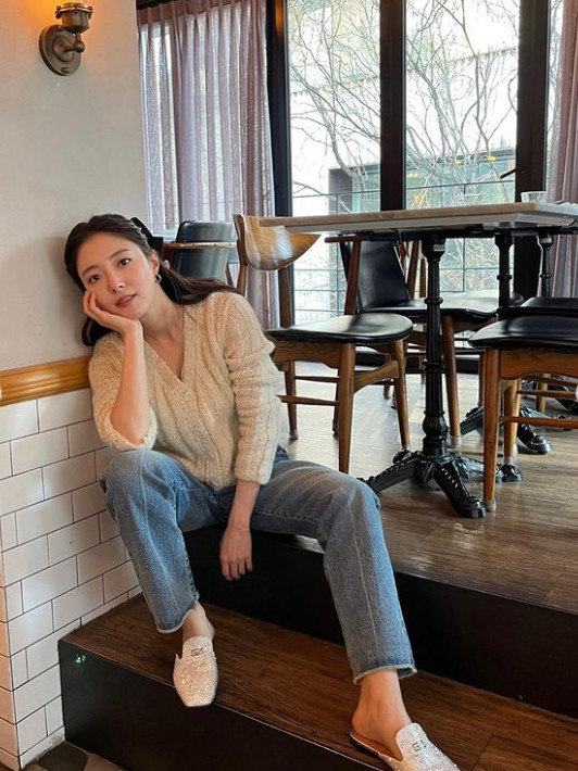 Actor Lee Se-young has reported his recent situation.Lee Se-young posted several photos on April 7 with his article Pretty in his instagram.In the photo, Lee Se-young spends time in a cafe with a large ribbon pin on a clean ivory cardigan, and his face is so lovely before eating dessert.After the end of Red End of Clothes Retail, the more beautiful recent situation made the fans feel excited.The netizens who watched this responded such as Styling is so beautiful these days and I will look forward to the next work.On the other hand, Lee Se-young performed in MBC Drama Red End of Clothes Retail.