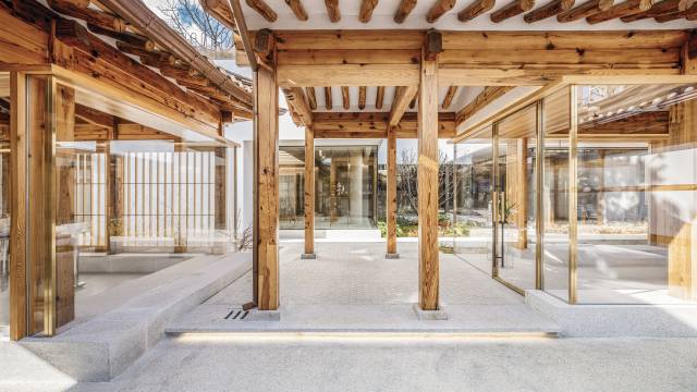 서울 종로구 가회동 ‘가회동 두 집' 한옥 내부. 기존의 목구조는 그대로 살리되 일부 벽면을 유리로 마감했다. 김인철·원오원팩토리