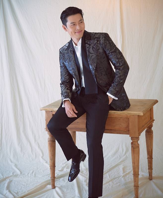 Seoul) = The wedding picture of Actor Hyun Bin was released.On the 8th, a luxury brand unveiled a wedding picture with Hyun Bin.Hyun Bin, who sensually digests the evening tuxedo of this brand, shows a different charm from the wedding picture that was released earlier.Also, according to the brand on the 8th, Hyun Bin and Son Ye-jin gave a special brand perfume as a return for the guests who attended Wedding ceremony, making the special moment of the two actors even more brilliant.On the other hand, Hyun Bin and Son Ye-jin, who developed into lovers after TVN Loves crash, posted a wedding ceremony on the 31st of last month.The news of the marriage of the two Korean Wave stars has been hotly received at home and abroad.Spiders, Kim Beom-Su, and Pol Kim sang the celebration at Wedding ceremony, and the best senior Jang Dong-gun of Hyun Bin took the congratulatory address.
