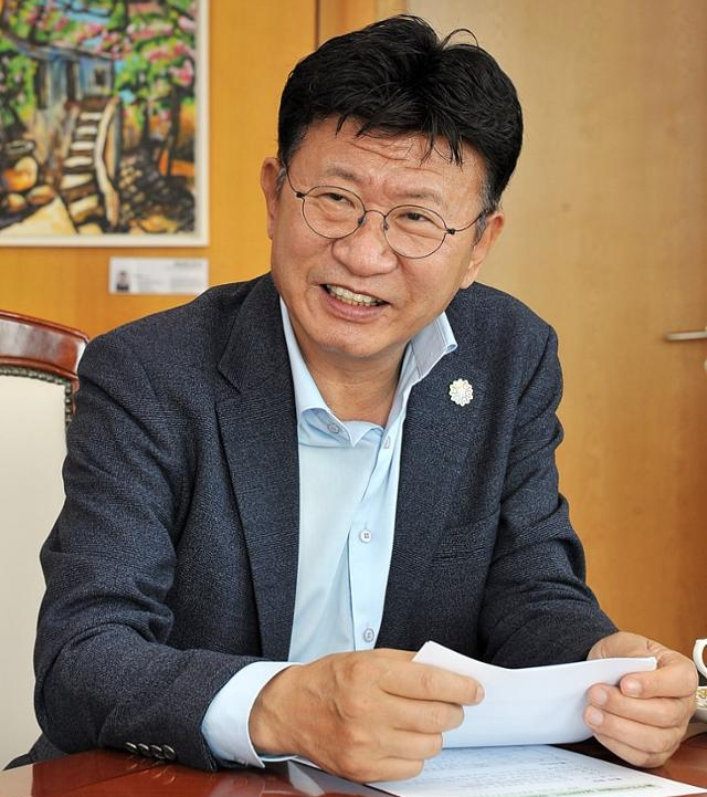 2022 전국지방자치단체 평가 군단위 1위를 차지한 이선호 울주군수가 집무실에서 울주군의 현황과 향후 발전계획에 대해 설명하고 있다. 울주군 제공