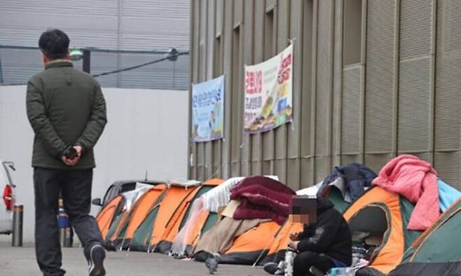 서울역 광장에 노숙인 격리 치료 시 사용할 텐트들이 놓여 있다. 연합뉴스