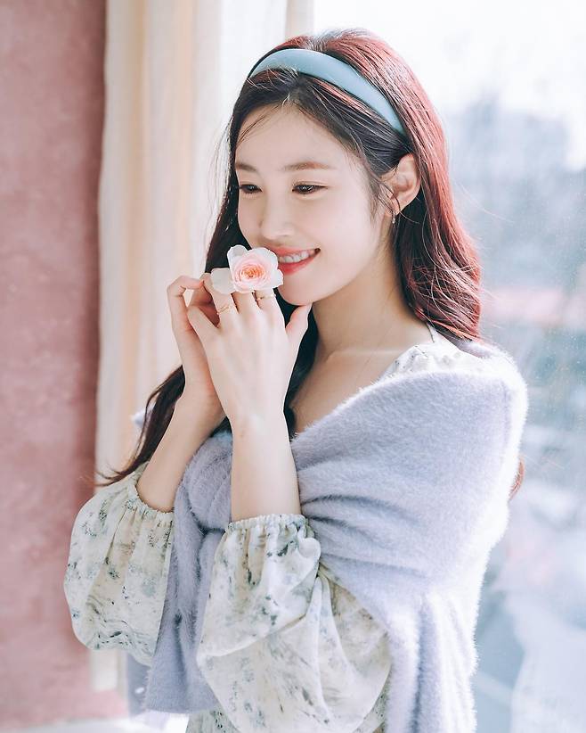 On the 8th, Jun Hyoseong posted two photos on his instagram with the word sky color.In the photo, Jun Hyoseong is showing off his innocence in the spring sunshine filled with the window, especially with a bright smile unique to Jun Hyoseong.In the photo, Jun Hyoseong matched the blouse, a spring coordination essential, with a blue cardigan, and poured out the aura of Spring Goddess.A light blue hair band that matches the light blue cardigan and color upgraded Jun Hyoseongs innocence.The photo released by Jun Hyoseong shows a bright charm with fog flowers.Actor Choi Yoon-young, who saw this photo of Jun Hyoseong, applauded Jun Hyoseongs innocence by commenting human spring.Like Choi Yoon-youngs comments, many netizens responded to Jun Hyoseongs innocence by saying, Its like spring and Human spring is here.Meanwhile, Jun Hyoseong is communicating with fans via Instagram and YouTube.Photo = Jun Hyoseong Instagram