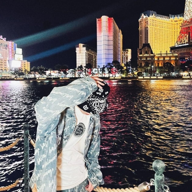 Group BTS Jungkook shared the pictorial Las Vegas routine with fans around the world.Jungkook posted several photos on his instagram on the 8th.In the open photo, United States of America Las Vegas is enjoying a fountain show at a spectacular night view.Jungkook, who was dressed in Cheongcheong fashion and wearing colorful glasses, showed off his free-spirited retro sensibility with a hip and swag-filled force.In addition, he enjoyed eating with wine in the restaurant, and showed a delightful daily life as well as a cute mischievous charm.Jungkook also showed a pictorial daily life with a beautiful visual that shows a sharp jaw line even in a shaky camera angle.In particular, the post exceeded 10 million likes in 14 hours and realized explosive popularity.On the other hand, BTS, which Jungkook belongs to, will hold BTS PERMISSION TO DANCE ON STAGE - LAS VEGAS at Las Vegas Allegiant Stadium on the 9th, 15th and 16th from this day.