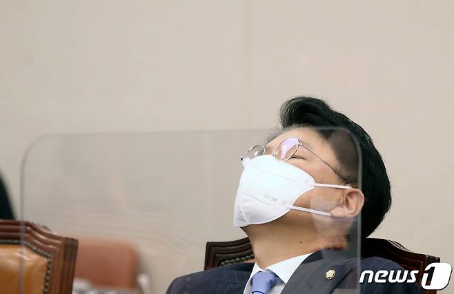 (서울=뉴스1) 오대일 기자 = 장제원 국민의힘 의원이 아들 노엘(본명 장용준)이 구속 송치된 19일 오전 서울 여의도 국회에서 열린 법제사법위원회의 법제처에 대한 국정감사에서 눈을 감은 채 생각에 잠겨 있다. 무면허 운전과 음주측정 거부·경찰관 폭행 등 혐의로 구속된 장 의원의 아들 노엘은 이날 오전 검찰로 송치됐다. 2021.10.19/뉴스1