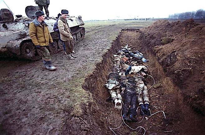 2000년 2차 체첸 전쟁 당시, 시신을 대량매장하는 러시아군 (Natalia Medvedeva -ipvnews.org)