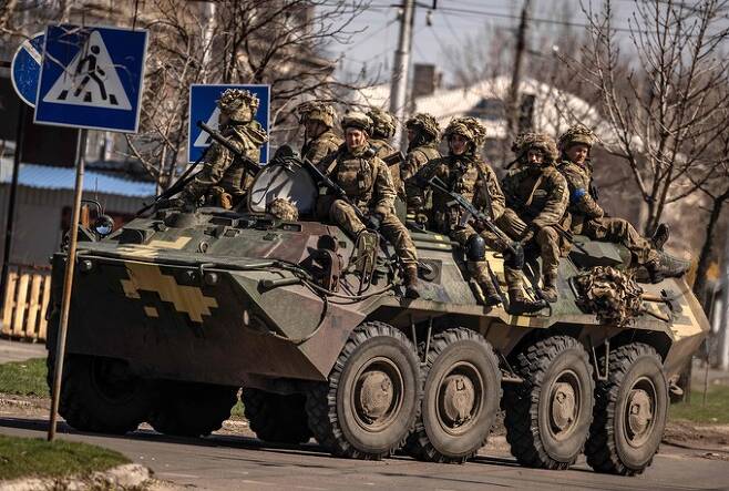 우크라이나 군인들이 장갑차에 탑승한 채 동부 돈바스 지역의 세베로도네츠크 시내를 순찰하고 있다. AFP연합뉴스