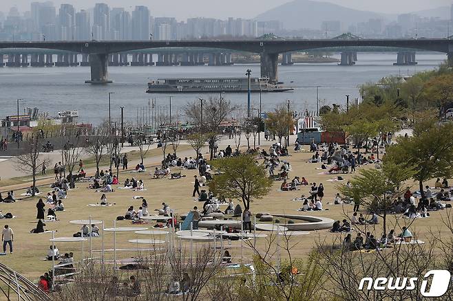 서울 지역 낮 최고기온이 25도까지 올라 초여름 날씨를 보인 10일 오후 여의도 한강공원이 나들이객으로 붐비고 있다. 2022.4.10/뉴스1 © News1 민경석 기자