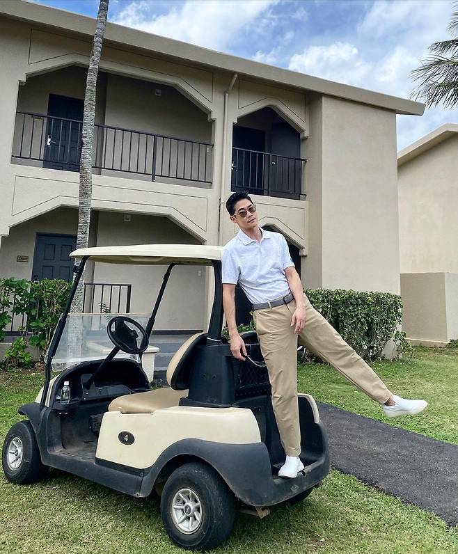 Model Bae Jeong-nam showed off his charm.On the 9th, Bae Jung Nam posted several photos of related hashtags without any comment through personal instagram.Bae Jeong-nam, who was in the public photo, took a picture at the golf course, especially his perfect fit, which attracted the viewers admiration.The netizens who saw this had various reactions such as The more you are cool, The more wonderful you are.iMBC  Photo Source Bae Jeong-nam Instagram
