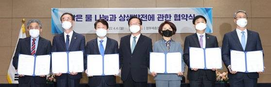 김부겸 국무총리(가운데)가 4일 오후 정부세종컨벤션센터에서 열린 낙동강 통합물관리 관계기관 협정체결식에서 협정서에 서명한 참석자들과 기념촬영을 하고 있다. 왼쪽부터 강성조 경상북도 행정부지사, 장세용 구미시장, 권영진 대구시장, 김 총리, 한정애 환경부 장관, 구윤철 국무조정실장, 박재현 한국수자원공사사장. 연합뉴스