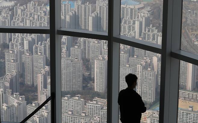 전세자금대출이 서민 거주 안정을 위한 주요 수단으로 활용된 반면 전세값 상승에도 영향을 줬다는 분석이 나왔다. 전세값이 오르면서 전세보증금 상승을 감당하지 못해 월세로 전환한 가구도 증가한 것으로 나타났다. 사진은 이날 서울 송파구 롯데월드타워 서울스카이에서 바라본 아파트 단지./사진=뉴스1