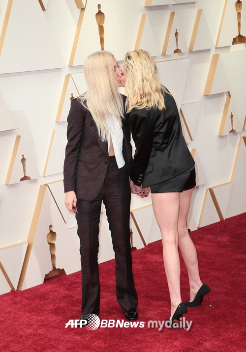 Hollywood star Christine Stuart has had a sweet time with same-sex lover Dylan John Mayer, 35, for her 32nd birthday.Dylan John Mayer posted a photo on Instagram on the 9th (local time) just before kissing Christine Stuart in front of her birthday cake.Earlier, they had a hot kiss on the red carpet of the 94th Academy Awards held on the 27th (local time).Stuart was followed by the Hollywood Reporters Nominees Night Party, hosted by United States of America media Hollywood Reporter on July 7, followed by the 27th Annual Critics Choice at the United States of Americas Fairmont Century Plaza Hotel in Los Angeles on the 13th. Also present at the awards ceremony for the S-of-American Broadcasting and Film Critics Association, CCA) was Dylan John Mayer.Christine Stuart, 36, who was in a relationship with actor Robert Pattinson, who co-starred in the movie Twilight series, admitted to being in love with Victorias Secret model Stella Maxwell, 32, in 2016 and revealed she was bisexual.Stuart had his first romantic relationship with 35-year-old Meyer in August 2019; he announced his engagement at Sirius XMs Howard Stern Show last November.We get married, were going to get married completely, he said at the time. I wanted to get married, and she did it.Were going to get married, and were going to get married.In an interview with CBS Sunday Morning in January, We didnt set a date for our marriage, but we dont want to be engaged for about five years, we want to get married.It is really daunting. He said he would marry in the near future.Christine Stuart, meanwhile, was nominated for the Academy Award for Best Actress for Octavia Spencer, but failed to win.Octavia Spencer draws a new story of Princess Diana, who decided to build her own identity without becoming a queen.