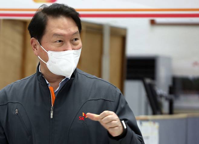 최태원 SK그룹 회장이 3월 18일 SK이노베이션 울산CLX 생산현장을 찾아 구성원들을 격려하고 있다. /SK이노베이션 제공