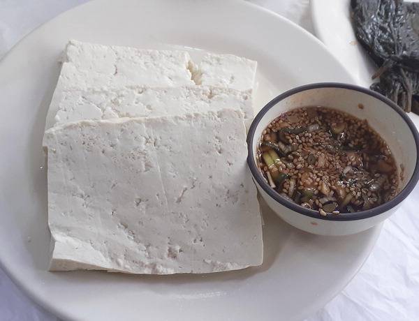 모두부와 양념장.