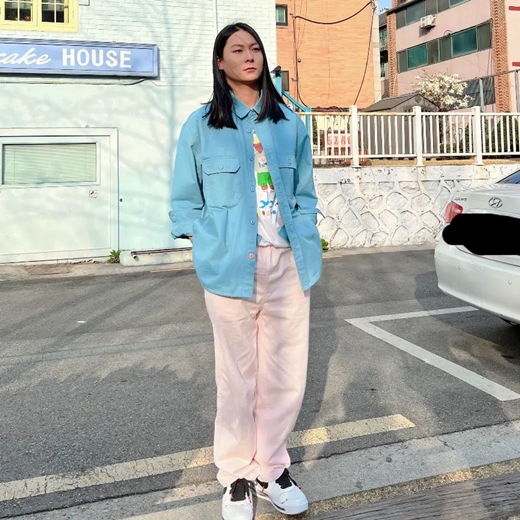 Singer Jang Moon-bok, 27, has released his latest news.Jang Mun-bok posted a picture on Instagram on Wednesday, writing, Thank you for your congratulations. It was taken on the street.She still has her trademark long-haired hair in a light blue jacket and light pink pants. She looks somewhere with a serious expression.It seems to be a message to fans who celebrated their birthday.Jang Mun-bok posted a photo of the recording studio on January 1 this year and announced his current situation for two years. It was only two years after he was caught up in controversy about privacy in 2020.At that time, it was Jang Mun-bok, who only slightly revealed the side of his face.After that, he only announced the news of the new song once, but he did not convey any recent situation. This time, he gave his gratitude to his fans for his birthday and gave his face to his fans for a long time.On the other hand, Jang Mun-bok participated in the cable channel Mnet Superstar K2 and informed the public. He then appeared on Mnet Produce 101 Season 2 and also acted as a group limiter.He was loved by the public under the nickname Hip Commander.