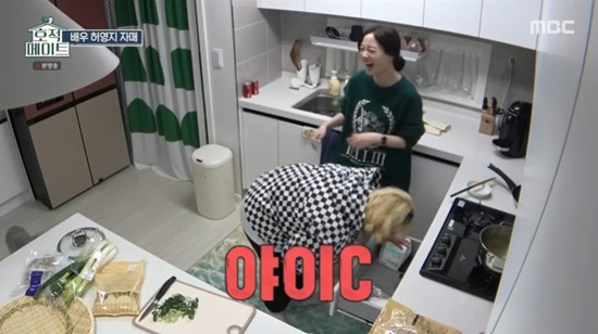 Gag Woman Hong Yoon Hwa gave a cry to Heo Young-ji, sister Huh Song-yeon.MBC entertainment program family mate broadcasted on the afternoon of the 12th was depicted by Heo Young-ji, sister Huh Song-yeon and Hong Yoon-hwa who were united by Housewarming.Hong Yun-hwa, who was on the tour of the sisters house on the day, was surprised to open the kitchen drawer because there was a sanitary pad.Hong Yoon-hwa said, What are you eating? Why is the sanitary pad here? Who puts the sanitary pad in The Kitchen?Heo Young-ji explained, There is a reason: I put it here because the Sister room and my room are the Kitchen, the Kitchen is the public storage.However, Hong Yoon-hwa said, Why do you live in such a good place? If you put this in the food The Kitchen, you will be confused by Mr. Baek Jong-won.There is nothing to eat in these malaria, he laughed and laughed.Heo Young-ji, Hur Song-yeon tried to prepare dishes to serve Hong Yoon-hwa, but he was eventually defeated by his lack of cooking skills.Heo Young-ji said, I originally tried to prepare fish cake soup, tofu kimchi, and seafood soup, but I do not know how to buy only ingredients.Hong Yoon-hwa said, Its a manor. Just sit down. I do not like the presence of guests.When family mate performers do housewarming, guests always cook, said Dindin, who watched it in the studio.Photo: MBC Broadcasting Screen