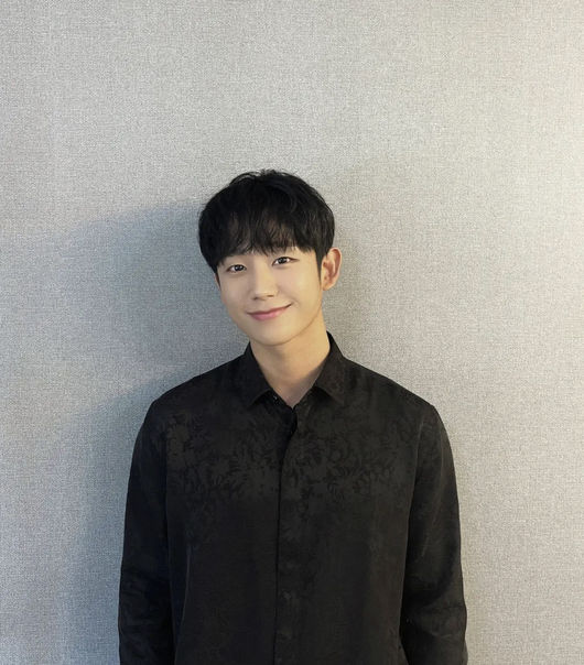 Actor Jung Hae In showed off his timeJung Hae In released a photo on his SNS on the 13th.Jung Hae In created an English vibe with a black shirt and black hair.Jung Hae Ins immaculate skin and a warm smile added to the face of Jung Hae In, who was in his 20s, caught his eye.Meanwhile, Jung Hae In appeared in the recently-end JTBC drama Snowdrop: Snowdrop.This years new drama Connected, Netflix original series D.P.2 will appear in succession.