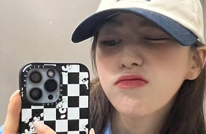 Wendy of the group RED Velvet told her of her beauty.On the afternoon of the 13th, Wendy posted several photos on her instagram.Wendy took a mirror selfie in a cap cap and blue shirt, with a sunny gum smile that thrilled fans.A small face, a clear eye, and a big eye made a living doll visual.Meanwhile, the girl group RED Velvet, which Wendy belongs to, has been actively performing with the release of its new mini album Feel My Rhythm on the 21st.